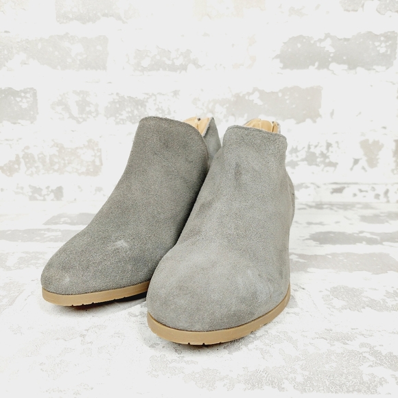NEW Kenneth Cole Reaction Side Skip Gray Suede Low Heel Ankle Booties T383 - Picture 2 of 11